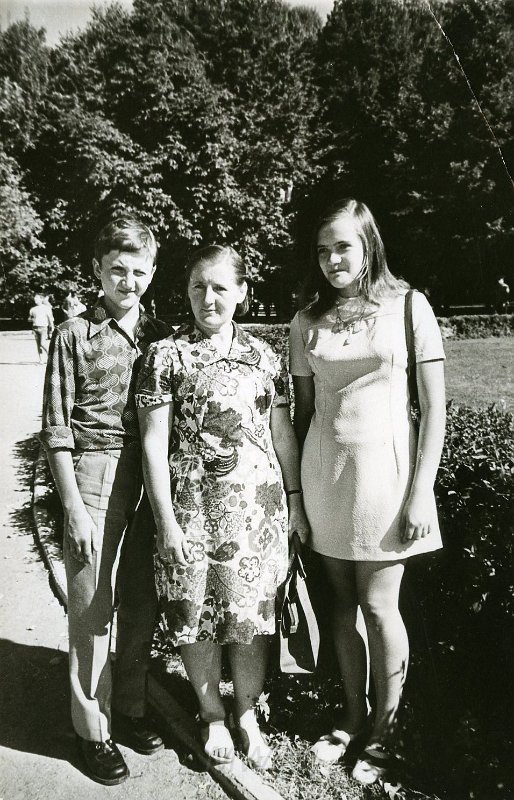 KKE 4060.jpg - Irena (Drutejko) Pukis z dziećmi Alwidusem i Łajmutią, Wilno, X 1979 r.